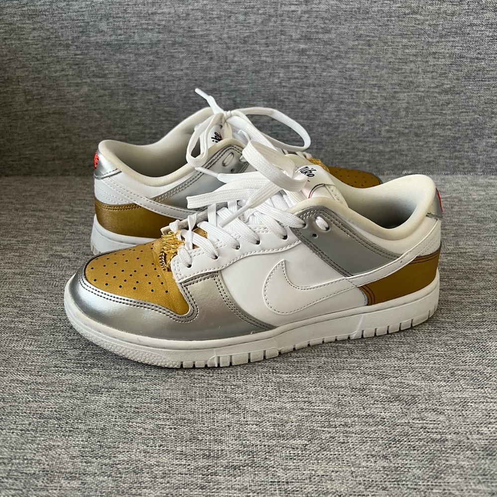 Nike Dunk Low SE Sneakers size 7.5 US. EUC.!